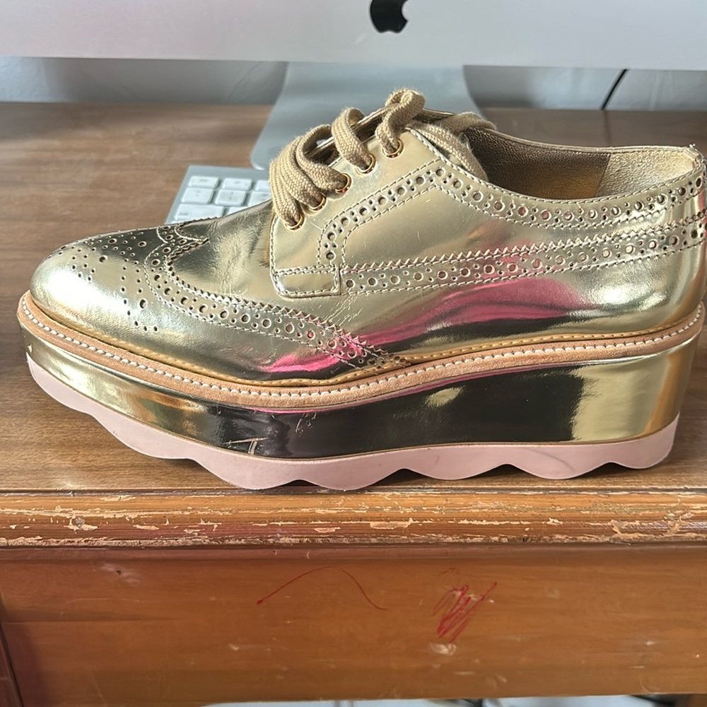 Used size 36 Prada sneakers gold.